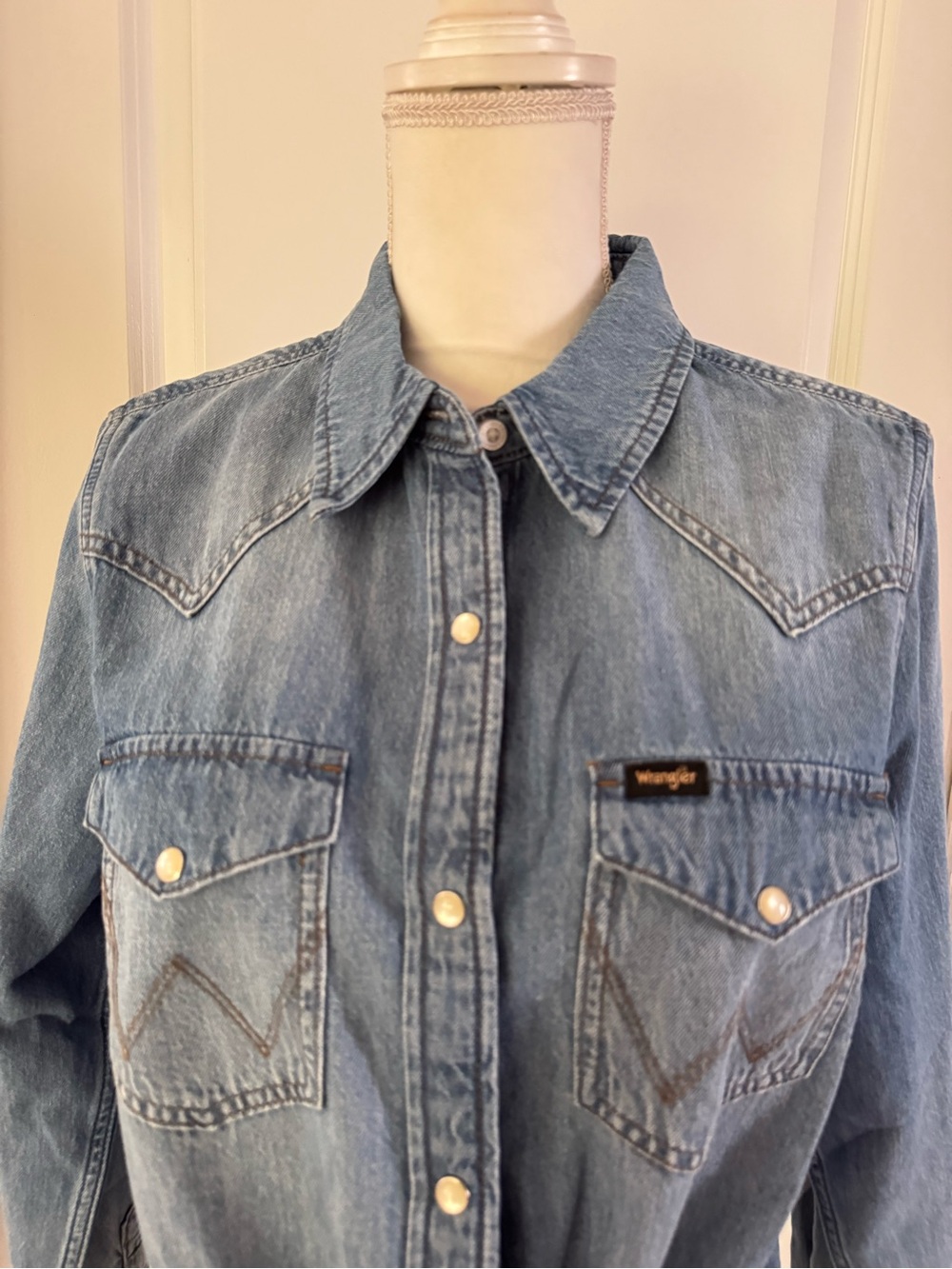 WRANGLER WOMEN'S TIE FRONT WESTERN SHIRT. Size L. MSRP $54.99 - Picture 6 of 17
